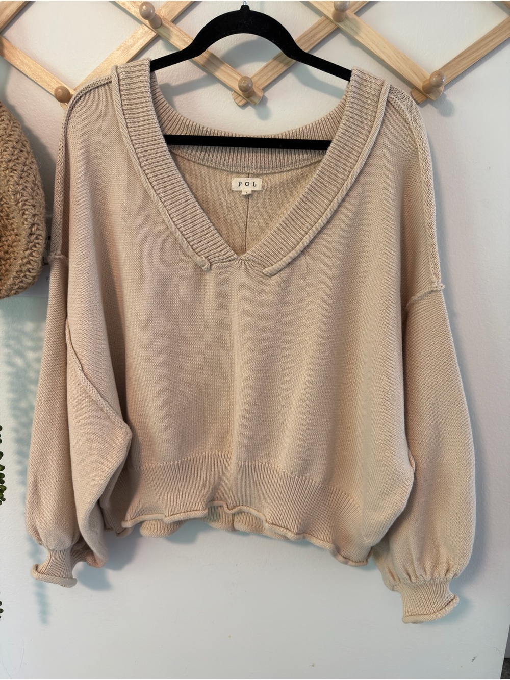 POL V-Neck Sweater Large Tan